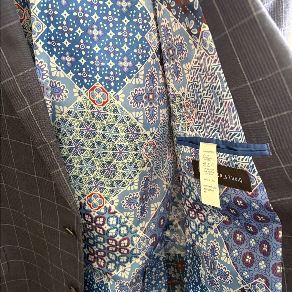 Like new size 46R Van Heusen Studio  Navy Plaid/Windowpane Blazer. Cool lining! - Picture 8 of 8